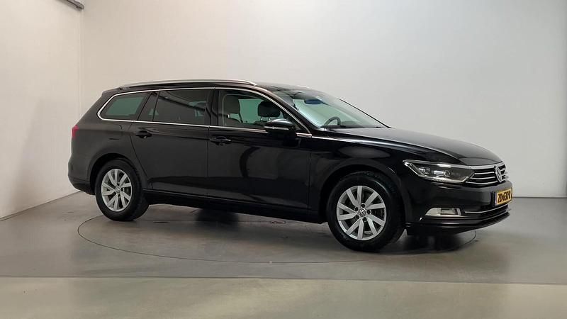Zwart Occasion 2019 VW Passat Comfortline Stationwagen | € 19.745 (Goede deal) - Afbeelding 1/4