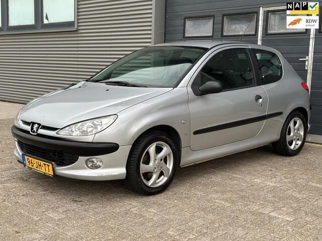Grijs Gebruikt 2002 Peugeot 206 Hatchback | € 1.399 (Eerlijke prijs) - Afbeelding 1/4