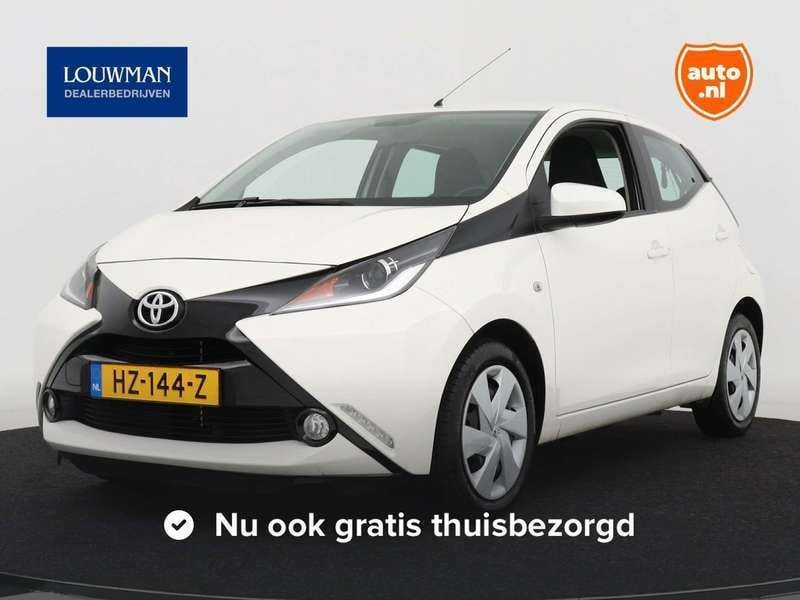 Cool white Gebruikt 2016 Toyota Aygo X-play Hatchback | € 8.795 (Super prijs) - Afbeelding 1/4