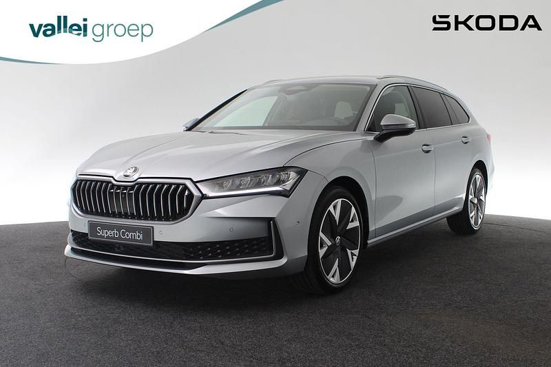 Grijs Nieuw 2025 Skoda Superb Business Line Stationwagen | € 42.990 (Super prijs) - Afbeelding 1/4