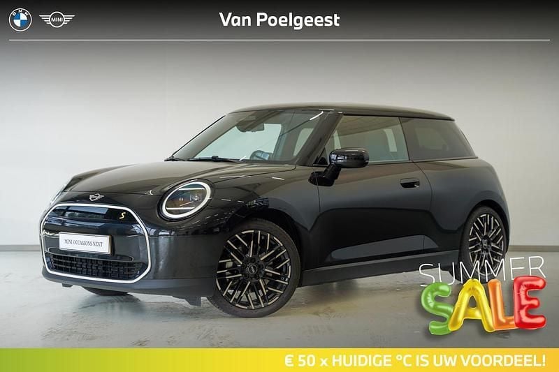 Midnight black ii metallic (zwart metallic) Gebruikt 2024 Mini Cooper Favoured Hatchback | € 32.995 (Duur) - Afbeelding 1/4
