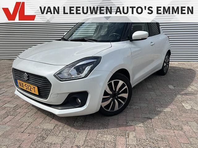 Wit, metallic lak Gebruikt 2017 Suzuki Swift Hatchback | € 9.948 (Eerlijke prijs) - Afbeelding 1/4