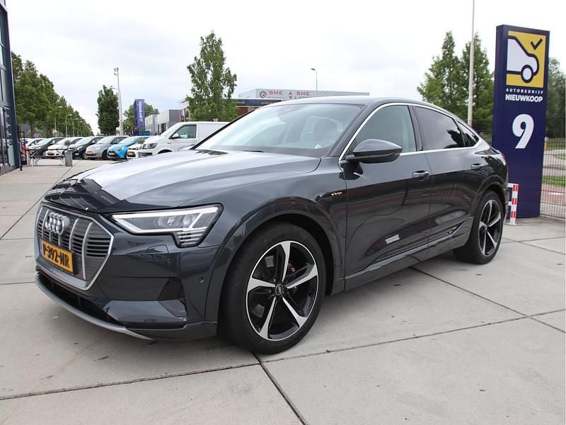 Grijs Gebruikt 2022 Audi e-tron Advanced SUV | € 39.950 (Eerlijke prijs) - Afbeelding 1/4