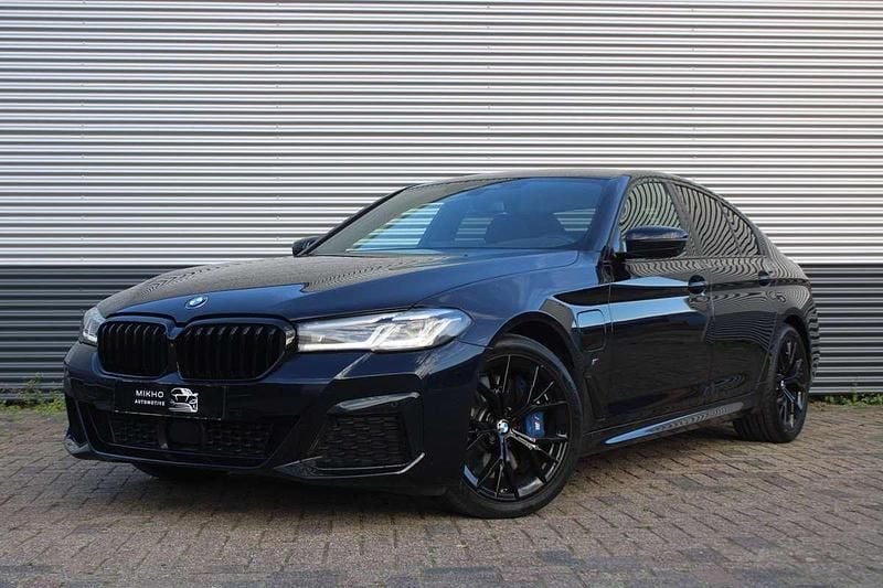 Zwart Gebruikt 2021 BMW 545e M Sport Sedan | € 43.950 - Afbeelding 1/4