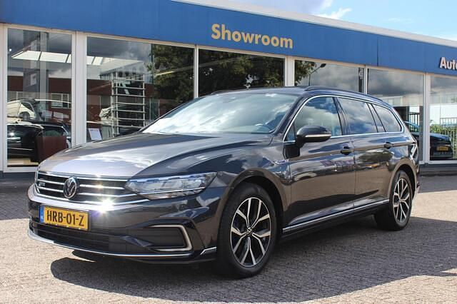 Grijs Gebruikt 2022 VW Passat Highline Stationwagen | € 22.500 (Super prijs) - Afbeelding 1/4