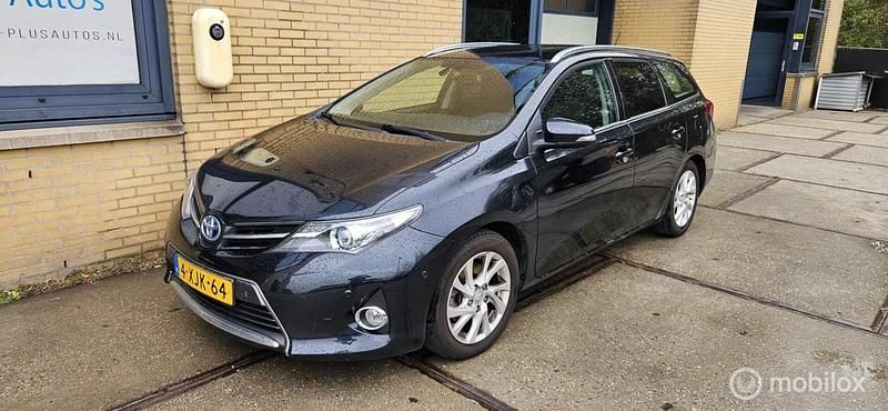 Grijs Gebruikt 2014 Toyota Auris Hybrid Hatchback | € 9.995 (Goede deal) - Afbeelding 1/4