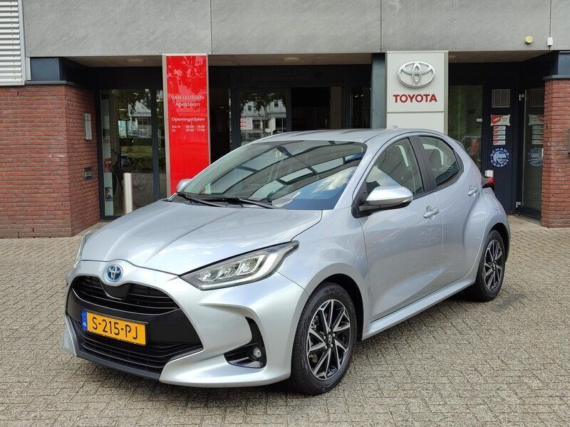 Grijs Gebruikt 2023 Toyota Yaris Hatchback | € 20.990 (Eerlijke prijs) - Afbeelding 1/4