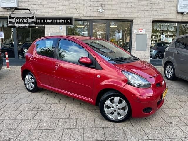 Rood Gebruikt 2011 Toyota Aygo Hatchback | € 1.750 (Eerlijke prijs) - Afbeelding 1/4
