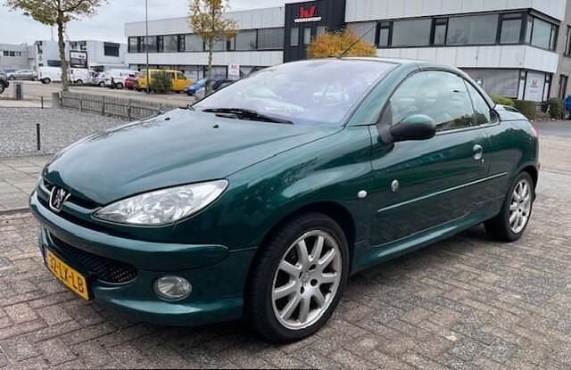 Groen Gebruikt 2003 Peugeot 206 CC Roland Garros Cabriolet | € 990 (Eerlijke prijs) - Afbeelding 1/4