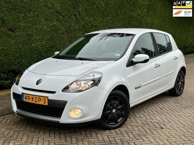Wit Gebruikt 2009 Renault Clio II Dynamique Hatchback | € 5.000 (Duur) - Afbeelding 1/4