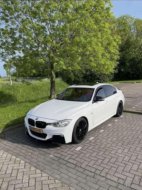 Wit Gebruikt 2012 BMW 335 Sedan | € 18.500 (Eerlijke prijs) - Afbeelding 1/4