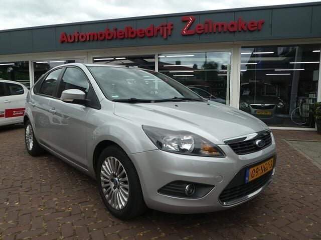 Grijs Gebruikt 2010 Ford Focus Titanium Hatchback | € 2.450 (Eerlijke prijs) - Afbeelding 1/4