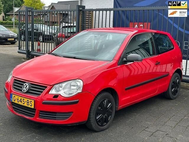 Rood Gebruikt 2005 VW Polo Trendline Hatchback | € 1.488 (Eerlijke prijs) - Afbeelding 1/4