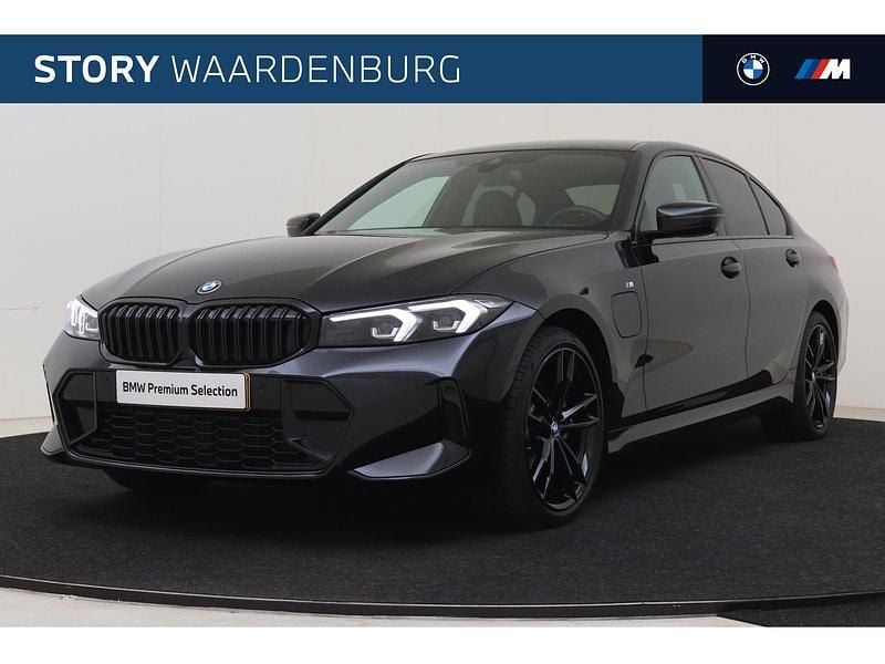 Zwart Gebruikt 2024 BMW 330e M Sport Sedan | € 43.950 (Super prijs) - Afbeelding 1/4