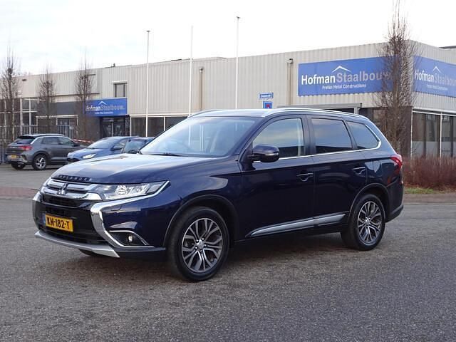 Blauw Occasion 2016 Mitsubishi Outlander Edition SUV | € 13.450 (Eerlijke prijs) - Afbeelding 1/4