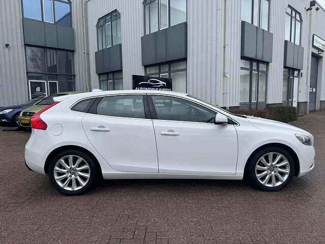 Occasion Volvo V40 Momentum 150 PK (110 kW) 2013 Wit Hatchback