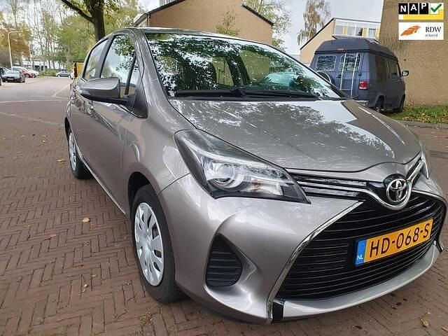 Bruin Gebruikt 2015 Toyota Yaris Hatchback | € 9.999 (Goede deal) - Afbeelding 1/4