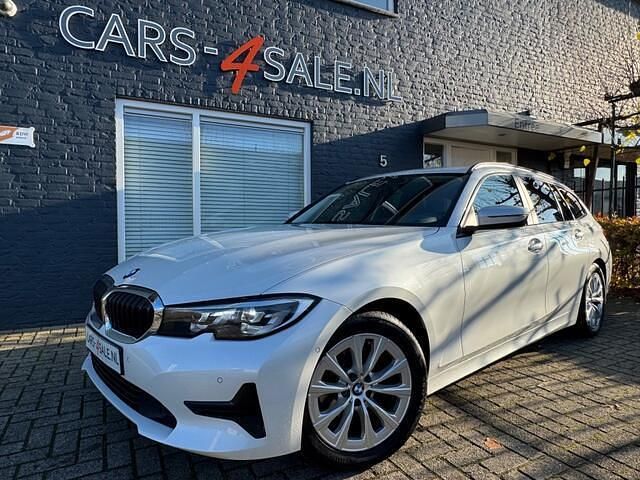 Wit Gebruikt 2021 BMW 318 Stationwagen | € 23.750 (Goede deal) - Afbeelding 1/4