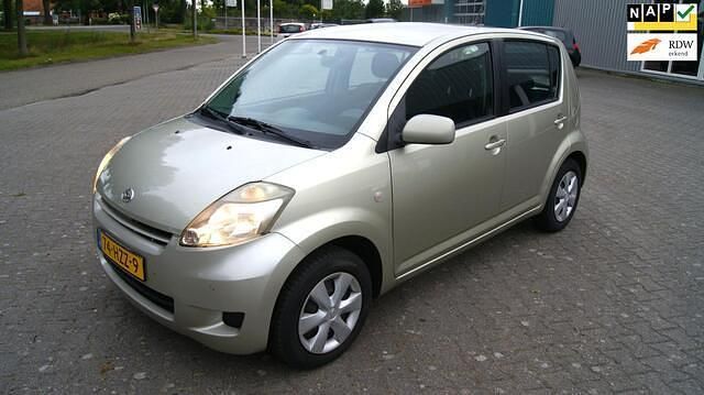 Beige Gebruikt 2009 Daihatsu Sirion Hatchback | € 4.950 (Iets duurder) - Afbeelding 1/4