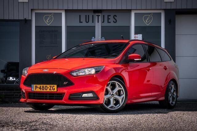 Rood Gebruikt 2017 Ford Focus ST Stationwagen | € 15.900 (Goede deal) - Afbeelding 1/4
