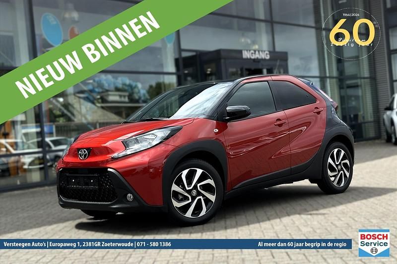 Rood, metallic lak Gebruikt 2025 Toyota Aygo Pulse Hatchback | € 21.950 (Duur) - Afbeelding 1/4