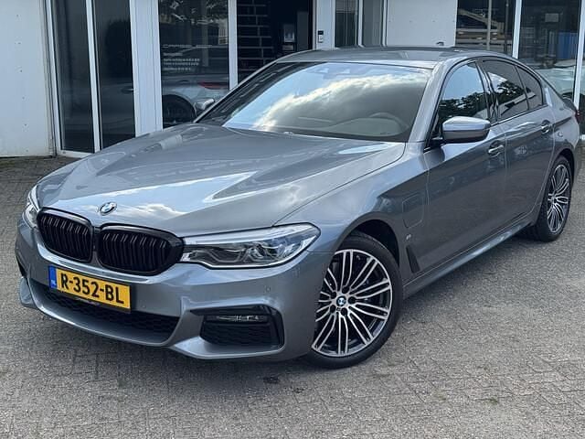 Grijs Gebruikt 2020 BMW 530e Executive Sedan | € 36.850 (Goede deal) - Afbeelding 1/4