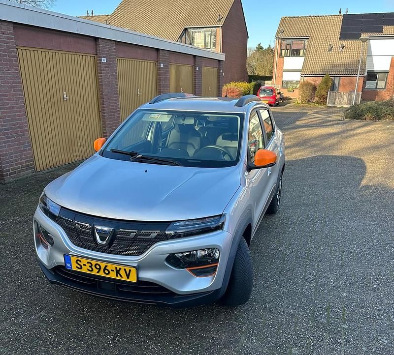 Grijs Occasion 2021 Dacia Spring Comfort Plus Hatchback | € 8.875 (Eerlijke prijs) - Afbeelding 1/4