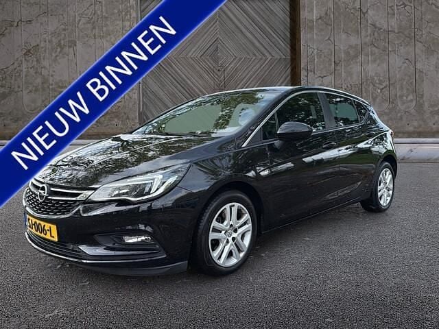 Zwart Gebruikt 2018 Opel Astra Edition Hatchback | € 9.350 (Eerlijke prijs) - Afbeelding 1/4