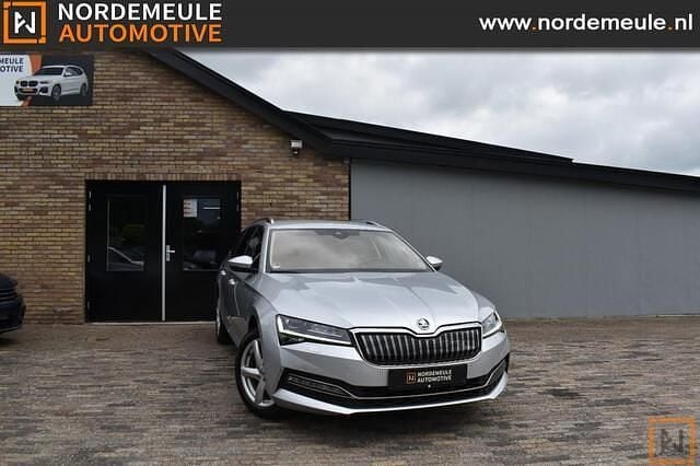 Grijs Gebruikt 2022 Skoda Superb Stationwagen | € 24.700 (Super prijs) - Afbeelding 1/4