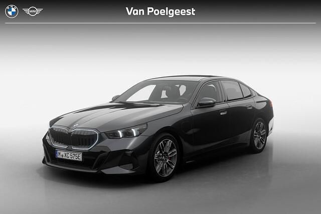 Sophistograu brillianteffect metallic (a90) (grijs metallic) Nieuw 2025 BMW 530e M Sport Sedan | € 87.106 (Eerlijke prijs) - Afbeelding 1/4
