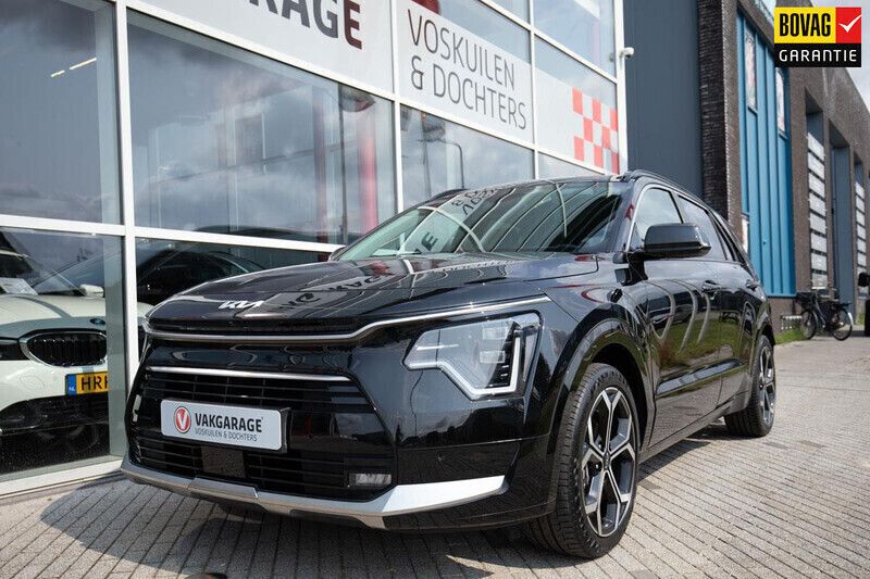 Zwart Gebruikt 2023 Kia Niro Premium SUV | € 31.950 (Eerlijke prijs) - Afbeelding 1/4