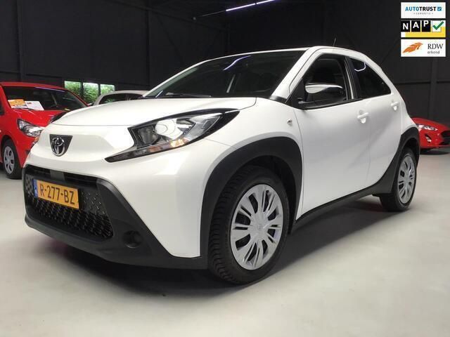 Wit, metallic lak Gebruikt 2022 Toyota Aygo Play Hatchback | € 13.999 (Eerlijke prijs) - Afbeelding 1/4