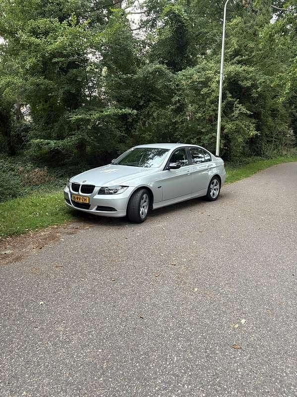 Grijs Gebruikt 2005 BMW 318 Sedan | € 4.000 (Eerlijke prijs) - Afbeelding 1/4