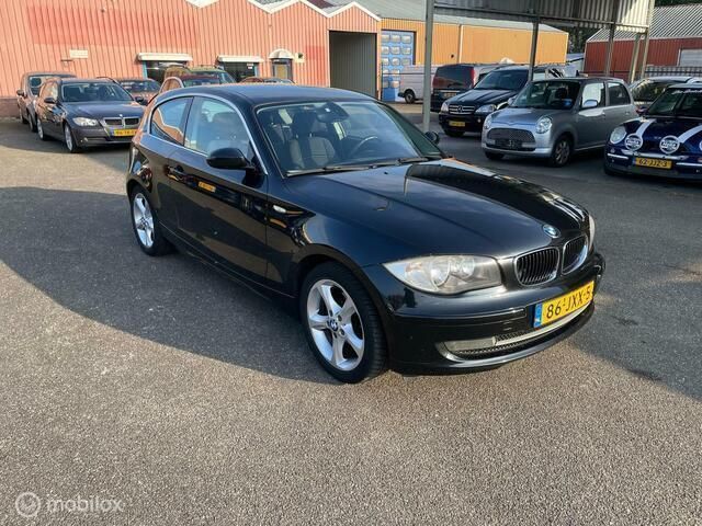 Zwart, metallic lak Gebruikt 2009 BMW 118 Hatchback | € 2.499 (Eerlijke prijs) - Afbeelding 1/4