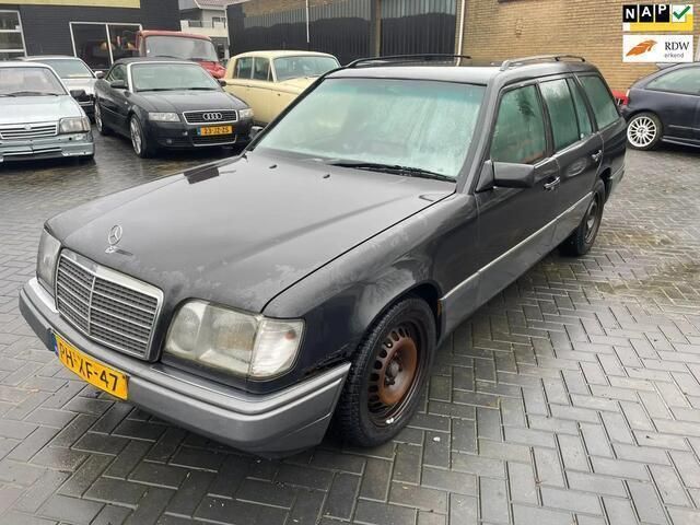 Zwart Gebruikt 1988 Mercedes E300 Sedan | € 2.950 - Afbeelding 1/4