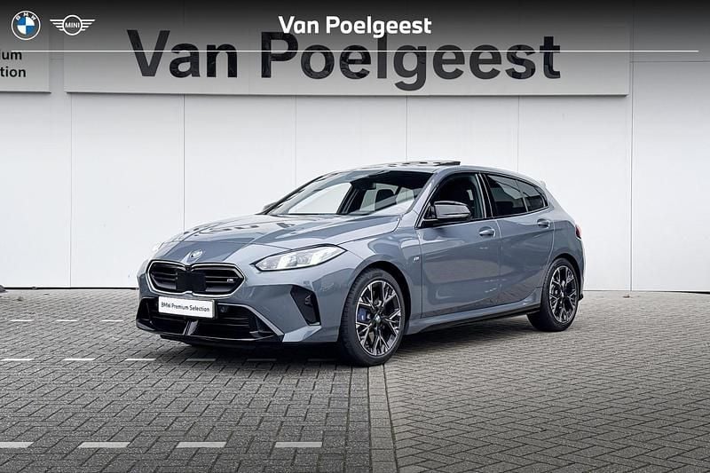 Occasion BMW M135 Comfort Edition 300 PK (220 kW) 2025 Grijs Hatchback