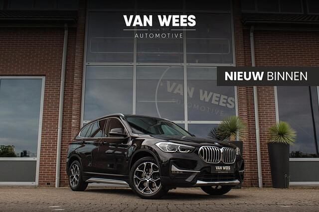 Zwart, metallic lak Gebruikt 2020 BMW X1 Executive SUV | € 24.750 (Eerlijke prijs) - Afbeelding 1/3