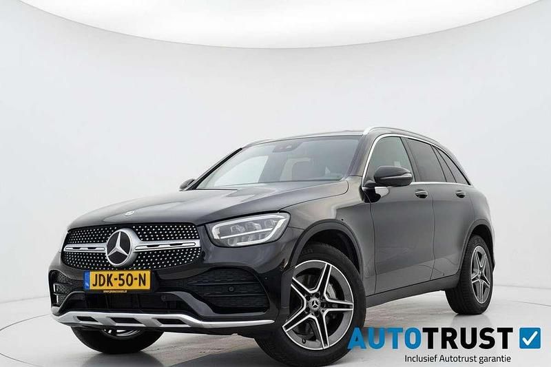 Zwart Occasion 2020 Mercedes GLC300e AMG SUV | € 34.440 (Goede deal) - Afbeelding 1/4