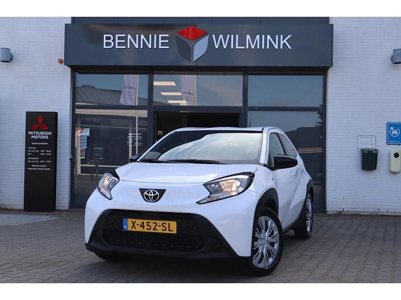Wit Gebruikt 2024 Toyota Aygo X Play SUV | € 16.750 - Afbeelding 1/4