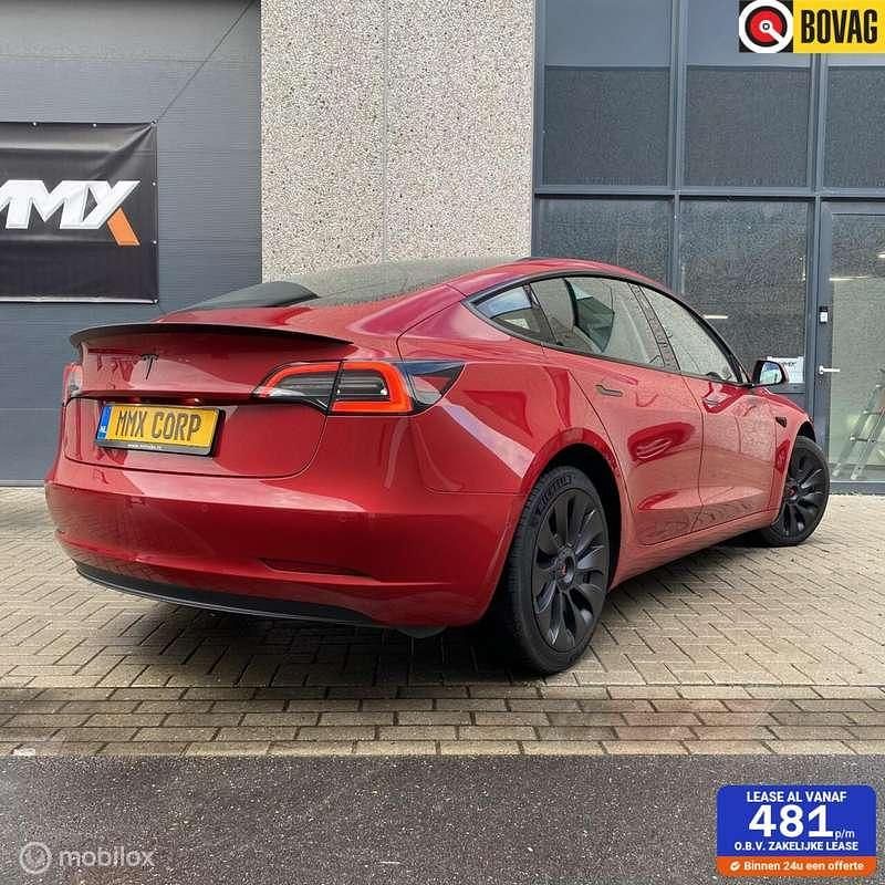 Rood Gebruikt 2023 Tesla Model 3 Standard Range Sedan | € 29.999 (Eerlijke prijs) - Afbeelding 1/4