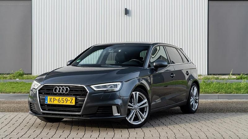 Grijs (metallic) Occasion 2017 Audi A3 Sportback Sport Hatchback | € 17.995 (Duur) - Afbeelding 1/4