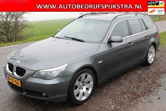 Grijs (metallic) Gebruikt 2006 BMW 523 Executive Stationwagen | € 2.950 (Goede deal) - Afbeelding 1/4