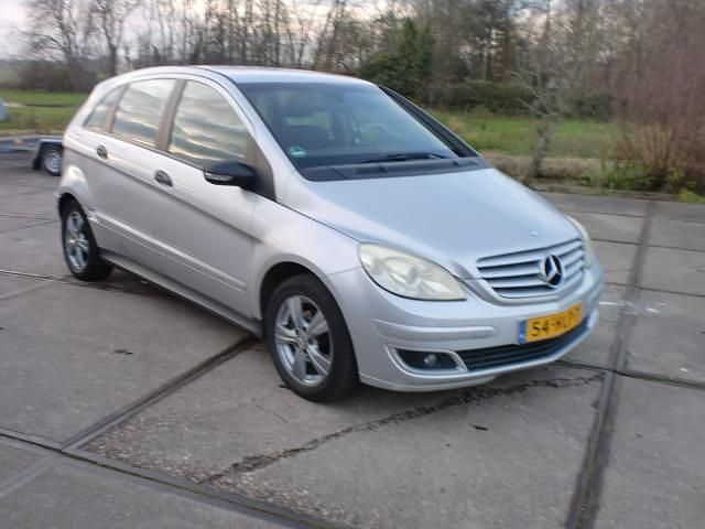 Grijs (metallic) Occasion 2009 Mercedes B170 MPV | € 2.950 (Goede deal) - Afbeelding 1/4
