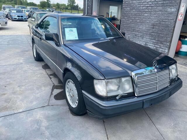 Zwart Gebruikt 1990 Mercedes E300 Sedan | € 4.900 - Afbeelding 1/4
