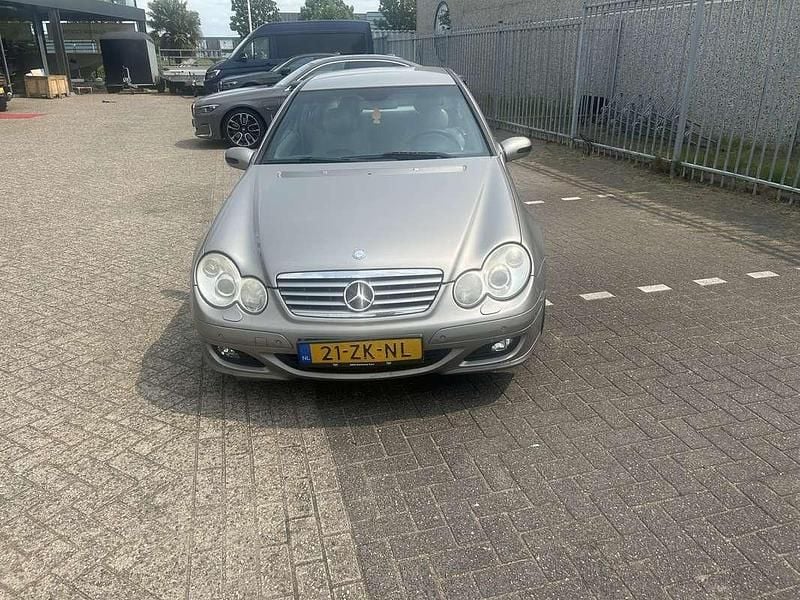 Grijs Gebruikt 2004 Mercedes C180 Coupé | € 3.500 (Eerlijke prijs) - Afbeelding 1/4