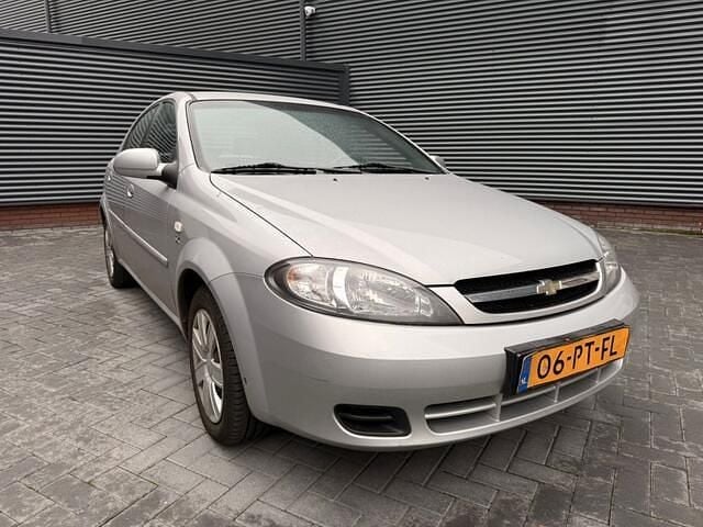 Grijs Gebruikt 2004 Chevrolet Lacetti Hatchback | € 1.499 (Iets duurder) - Afbeelding 1/4
