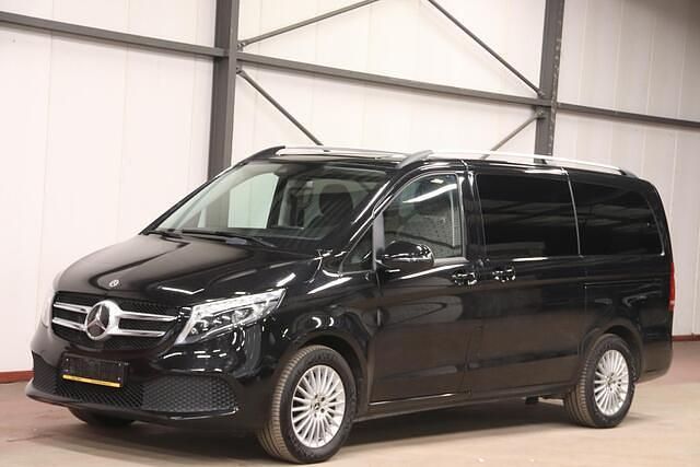 Zwart Occasion 2021 Mercedes V300 MPV | € 61.900 - Afbeelding 1/4