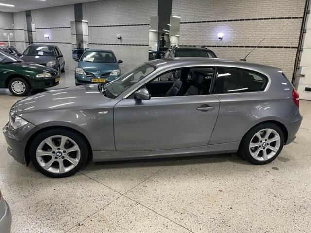 Grijs, metallic lak Gebruikt 2010 BMW 118 Hatchback | € 5.750 (Iets duurder) - Afbeelding 1/4