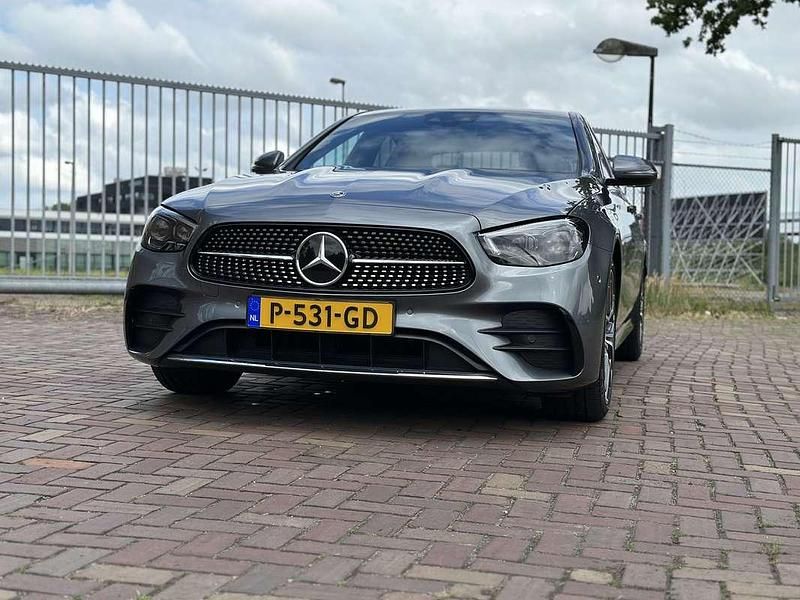 Grijs Gebruikt 2020 Mercedes E200 AMG Sedan | € 39.500 (Duur) - Afbeelding 1/4