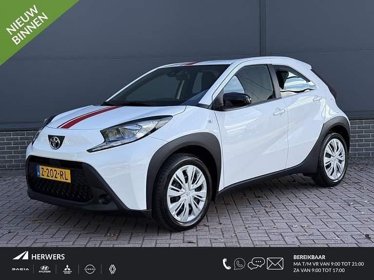 Pure white Gebruikt 2024 Toyota Aygo Play Hatchback | € 15.935 (Goede deal) - Afbeelding 1/4